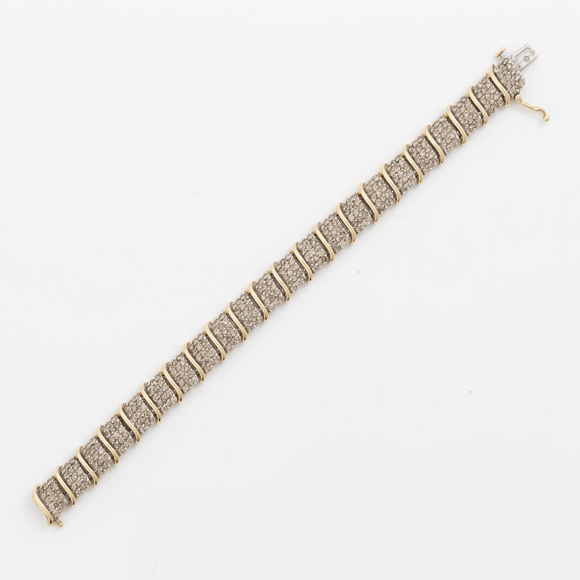 Bracelet 10K gold with brilliant-cut diamonds.