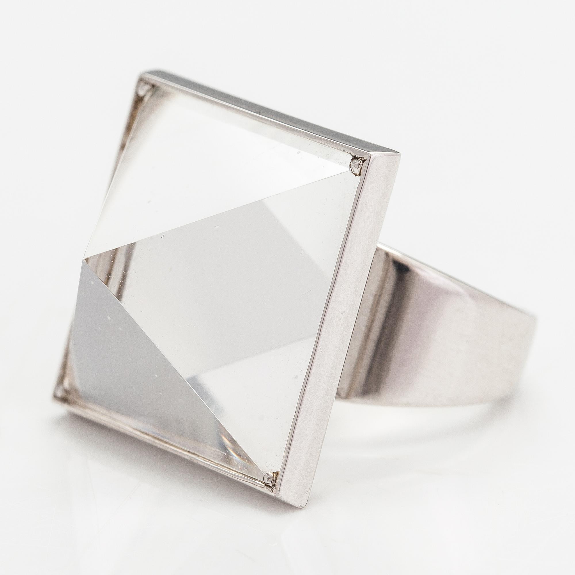 Efva Attling, Sormus "Pyramid & stars", sterlinghopeaa, timantteja n. 0.14 ct yht ja vuorikristalli.