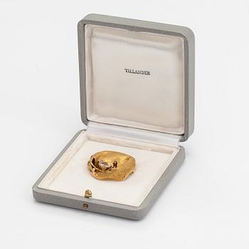 Lotta Orkomies, Brosch, 18K guld, safirer och en diamant ca 0.10 ct. A Tillander, Helsingfors 1970.