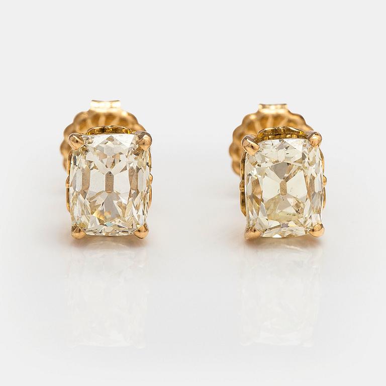 A pair of 18K gold earrings with diamonds ca. 4.32 ct in total. With IGI certificate.