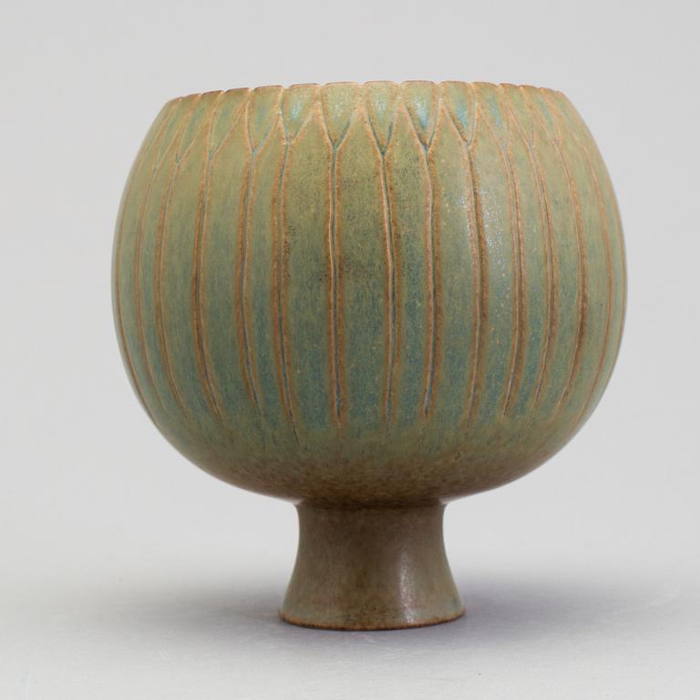 STIG LINDBERG, a footed stoneware bowl, Gustavsberg 1950/60s.
