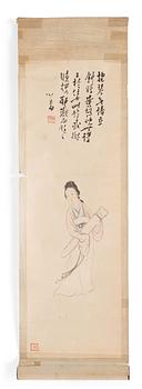 1007. A Chinese scroll painting of a lady with a wrapped Qin, late Qing dynasty.