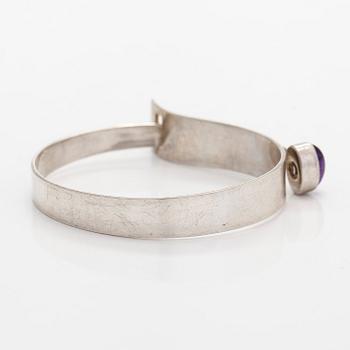 Elis Kauppi, rannekoru, hopeaa ja ametisti. Kupittaan Kulta, Turku 1959.