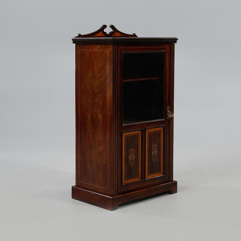 VITRINSKÅP, omkring sekelskiftet 1900.