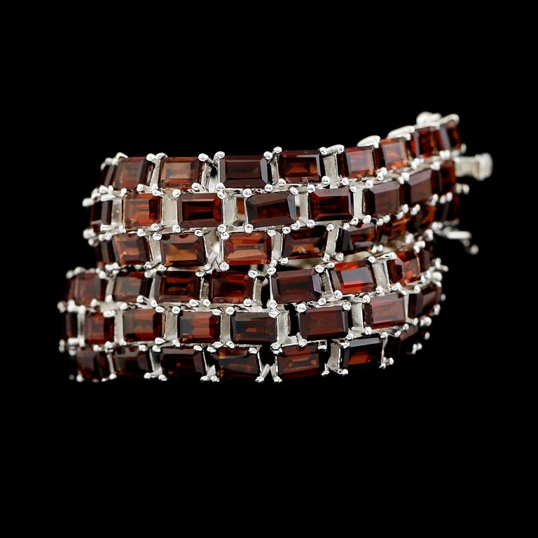 ARMBAND, sterlingsilver, röda granater tot ca 52.00 ct.