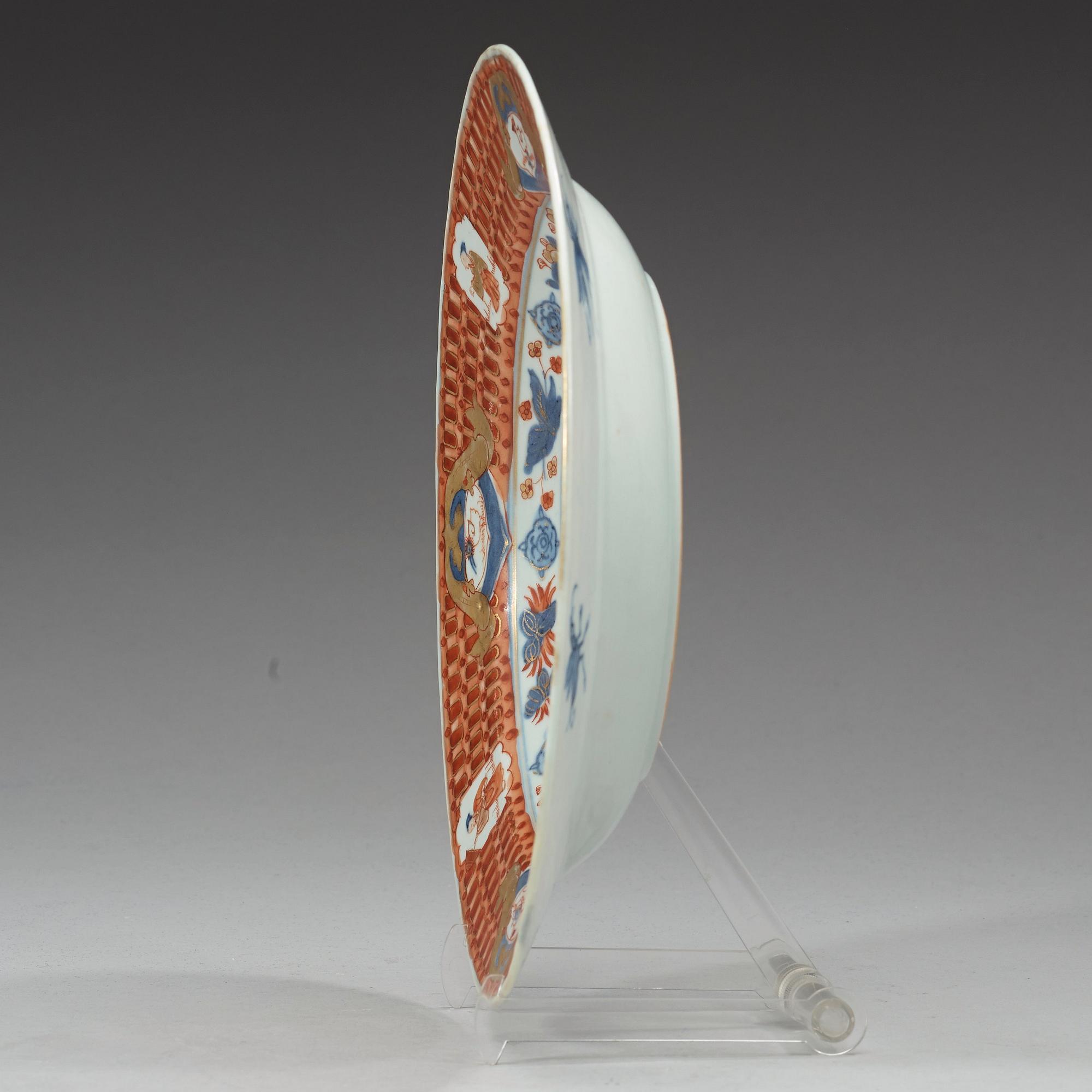 An imari 'Dame au Parasol' Pronk dish, Qing dynasty, circa 1730-40.
