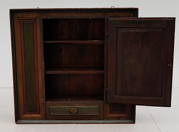 HÄNGSKÅP, allmoge, 1800-talets början.