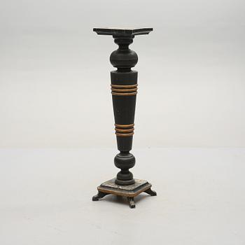 PIEDESTAL, sent 1800-tal.