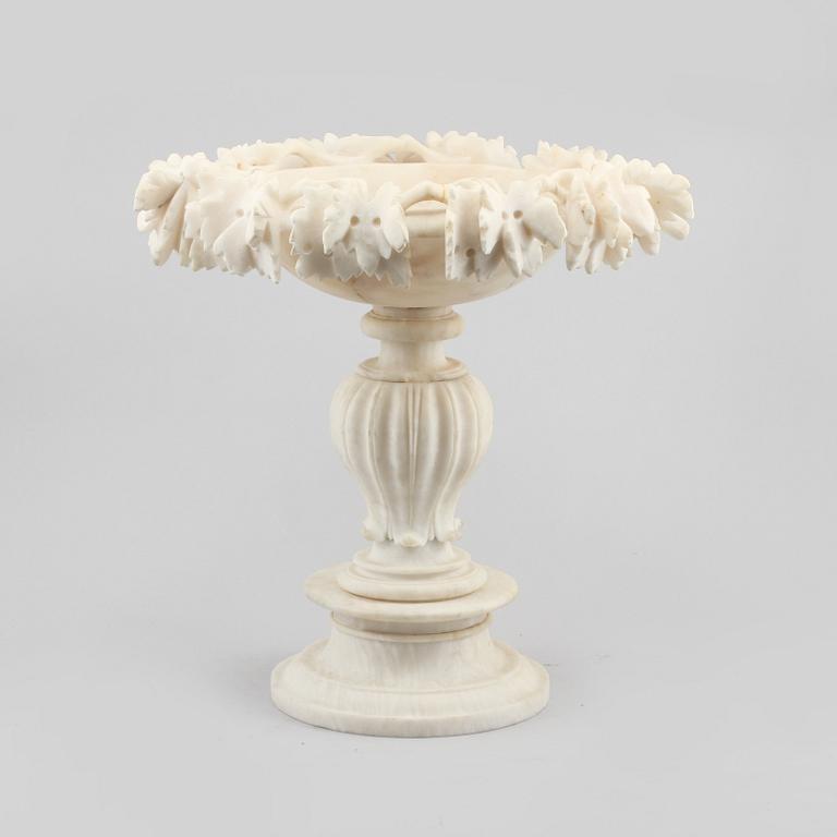 BORDSUPPSATS, alabaster, omkring år 1900.