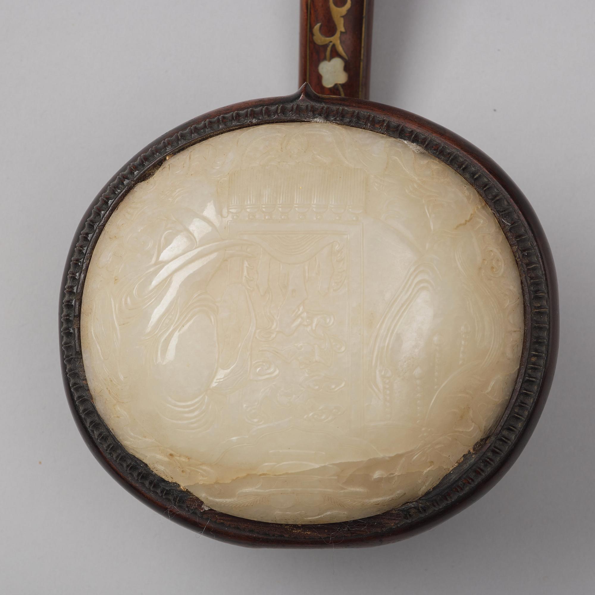 RUYISTAV, nefrit och trä. Qingdynastin (1664-1912).