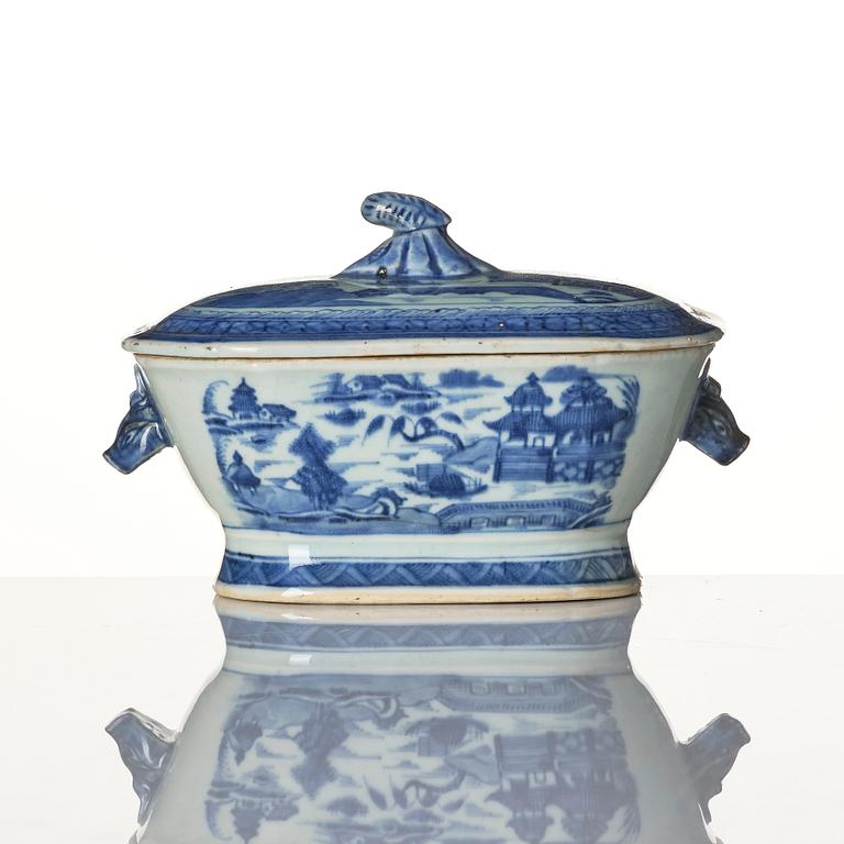 A Chinese blue and white porcelain service, 16 pieces, Qing dynasty, Qianlong (1736-95).