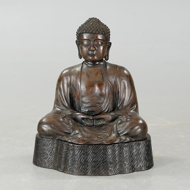 BUDDHASKULPTUR, patinerad brons och trä, Japan, 1900-tal.