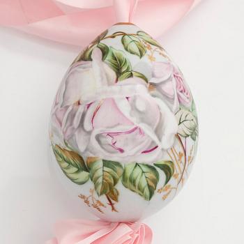 A Russian porcelain Easter egg from around the turn of the 20th Century.