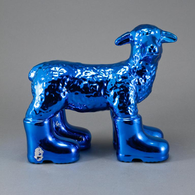 WILLIAM SWEETLOVE, skulptur, porslin,"Cloned porcelain lamb with boots", signerad och numrerad 23/100.