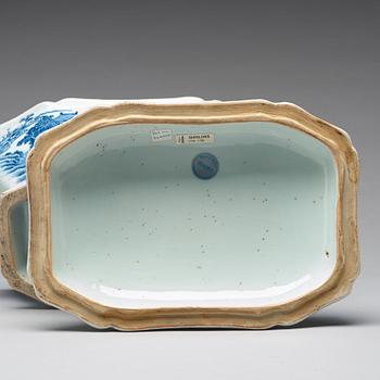 A blue and white tureen with cover, Qing dynasty, Qianlong (1736-95).