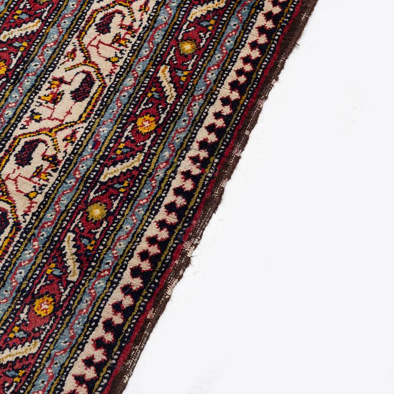 A carpet, antique/semi-antique, Western Persia, ca 575 x 315 cm.