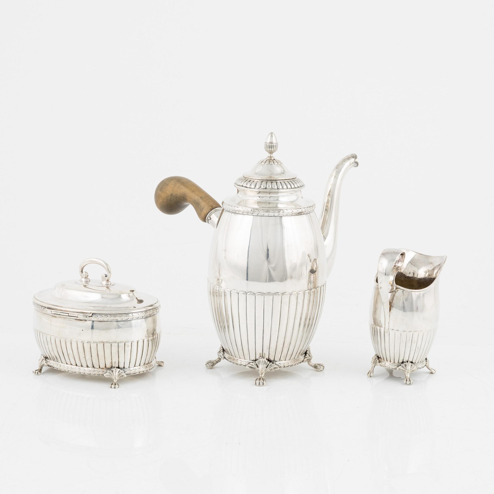 A three piece silver coffee set by Johan Rönnqvist and sons, Örebro 1916.