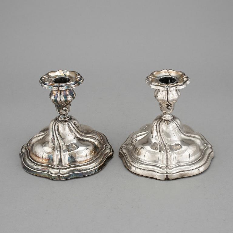 LJUSSTAKAR, ett par, silver, svenska importstämplar, 1900-talets mitt.