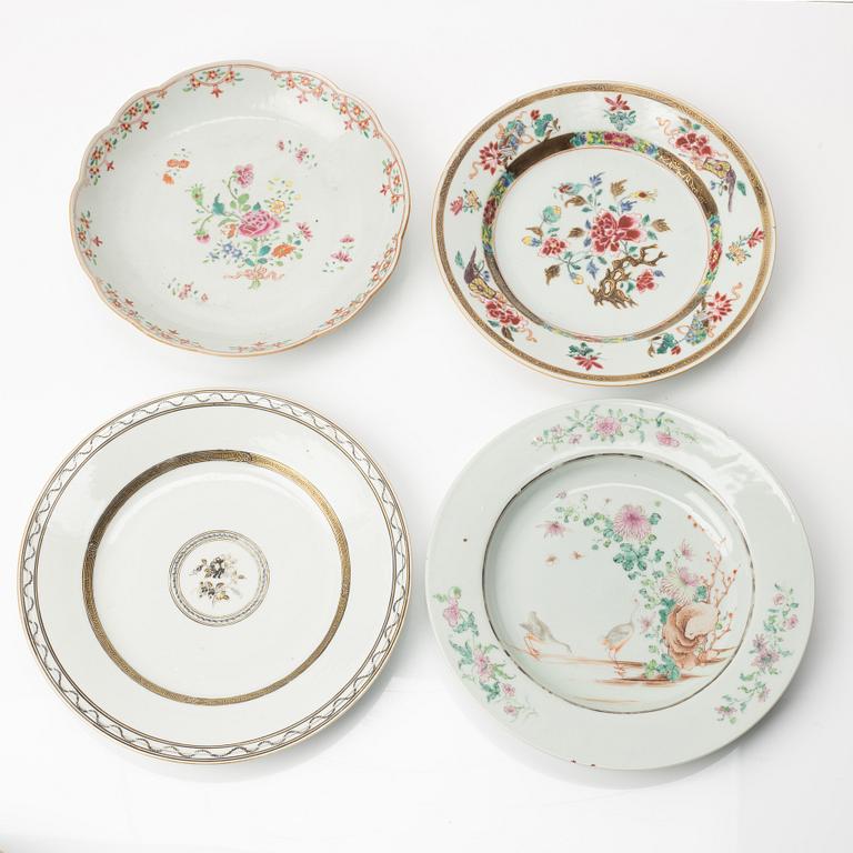 Tallrikar, sju stycken, porslin. Qingdynastin, 1700-tal.