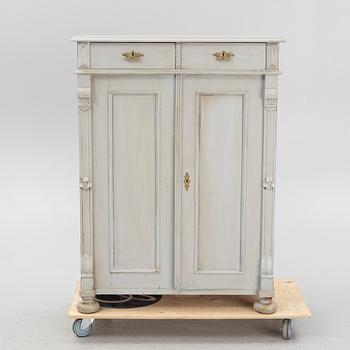 A painted cupboard, around the year 1900.