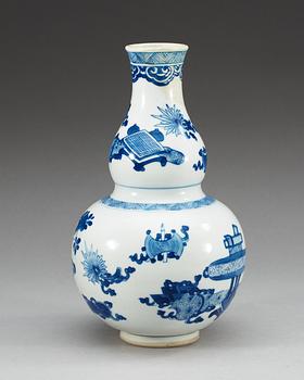 A blue and white gourd vase, Qing dynasty, Kangxi (1662-1722).