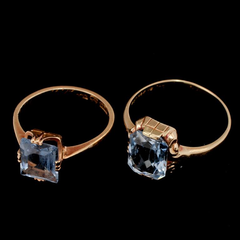 RINGAR 2 st, 18k och 20k guld med fasettslipade syntetiska spineller, 1882 resp 1900-tal. Vikt 6 g.