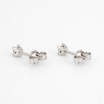ÖRHÄNGEN, ett par, 14K vitguld med prinsesslipade diamanter totalt ca 0.22 ct. Total vikt ca 0,90 gram.