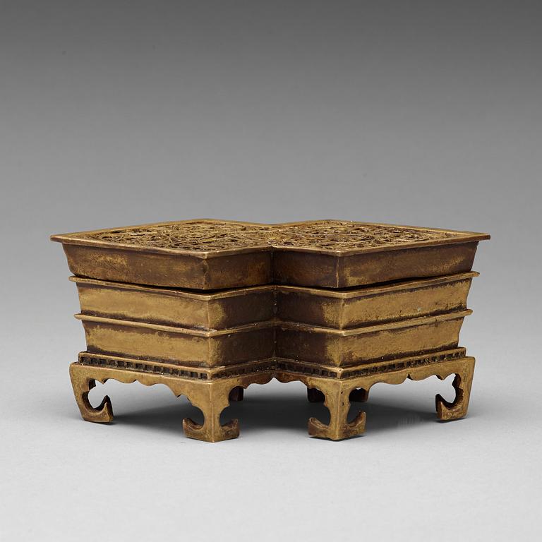 RÖKELSEKAR med LOCK, patinerad brons. Qingdynastin, 1800-tal.