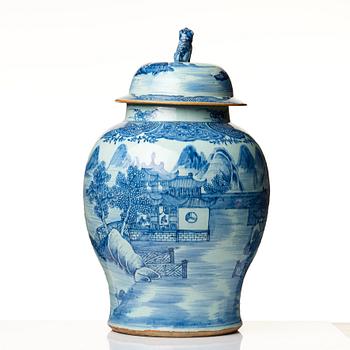 Golvurnor med lock, ett par, porslin. Qingdynastin, Qianlong (1736-95).