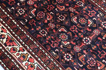 A Hamadan runner, approx. 420 x 110 cm.