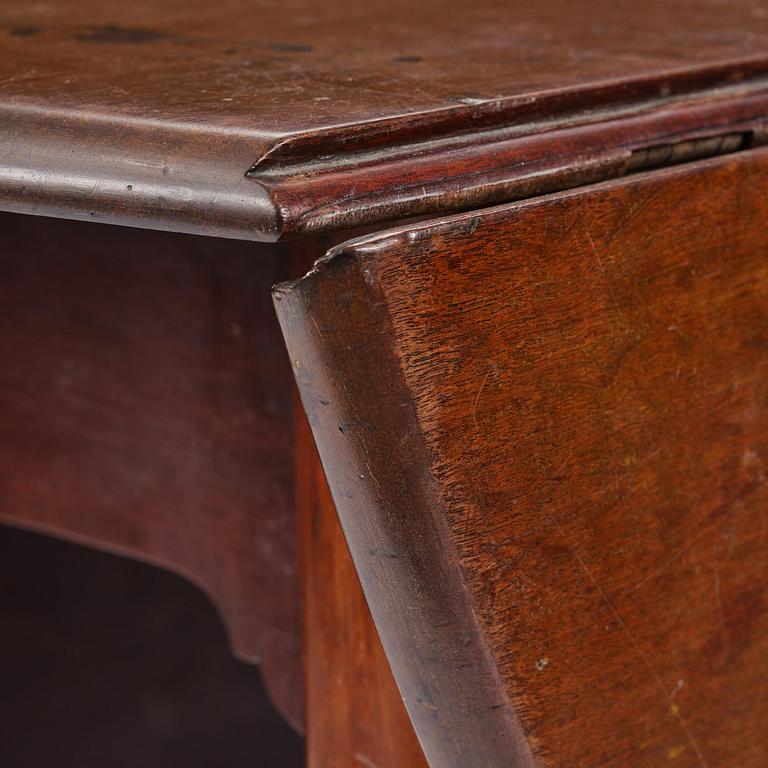 A George III mahogany gateleg table, late 18th century.