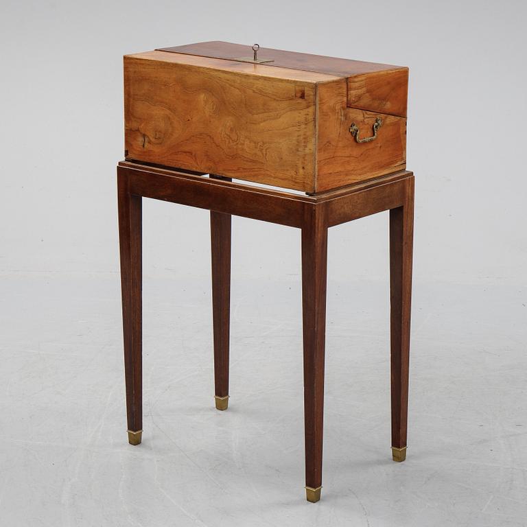 A mahogany travel casket, late 19th century.