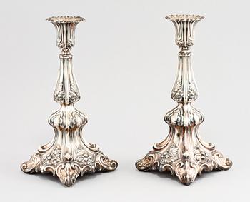 LJUSSTAKAR, ett par, silver, rokokostil, bär importstämplar, omkring 1900-talets mitt.