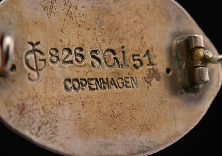 A BROOCH,  826 silver, amber, agath.  Georg Jensen Copenhagen 1904-08. Width 3,8 cm.