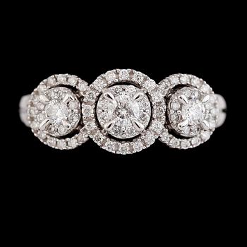 RING, 10K vitguld, briljantslipade diamanter tot ca 0.75 ct. Vikt ca 5 g.