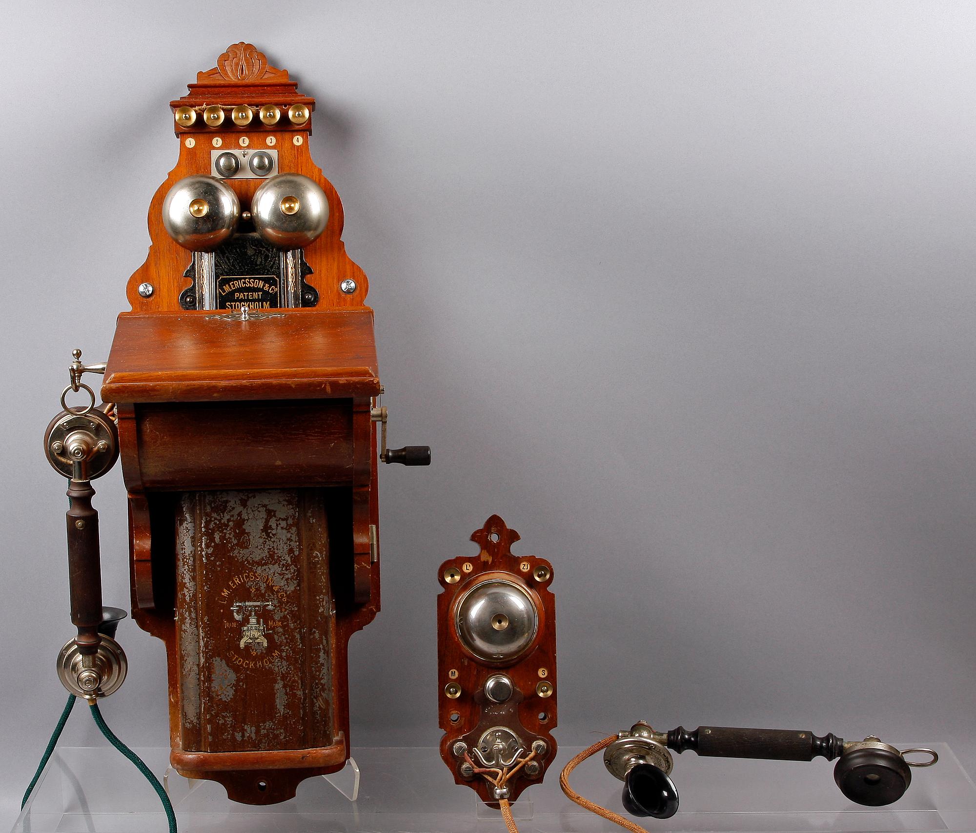 VÄGGTELEFONER, 2 st, L.M.Ericsson & Co, Stockholm, tidigt 1900-tal.