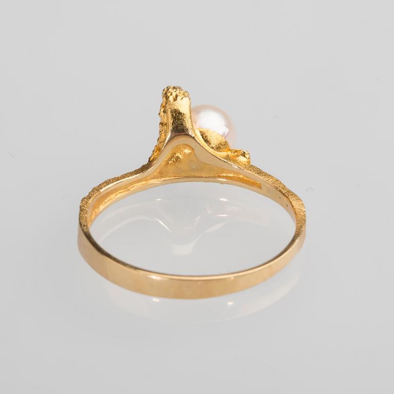 RING, 18 k guld med pärla, Lapponia, Finland. Vikt ca 2 g.