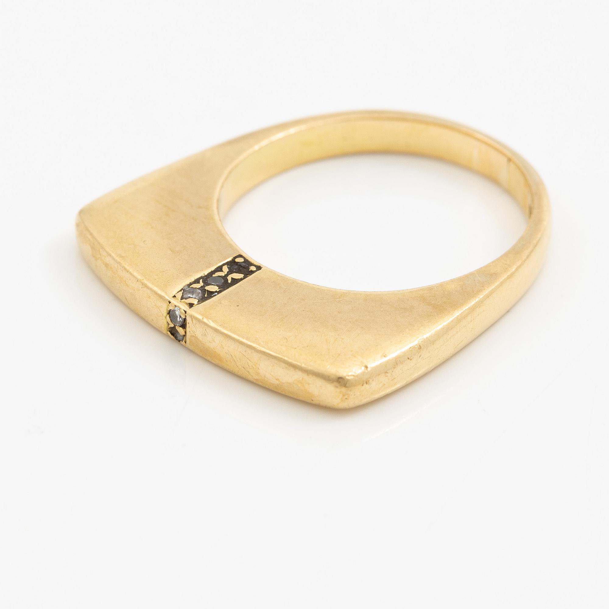 Ring, 18K guld med små briljantslipade diamanter.