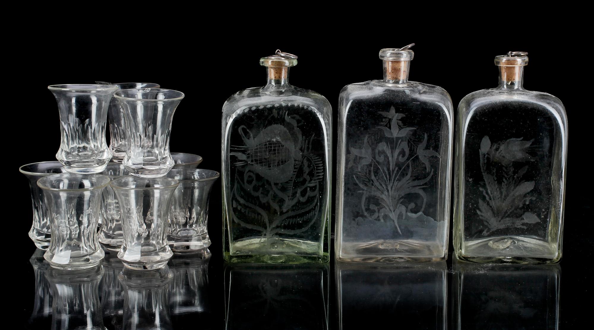 SCHATULL med 3 FLASKOR samt 10 SNAPSGLAS. 1800-tal.
