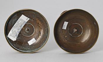 LJUSSTAKAR, ett par, förgylld brons, senempire, Frankrike, 1800-talets första hälft.