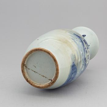 A blue and white floor vase, Qing dynasty, late 19th century.