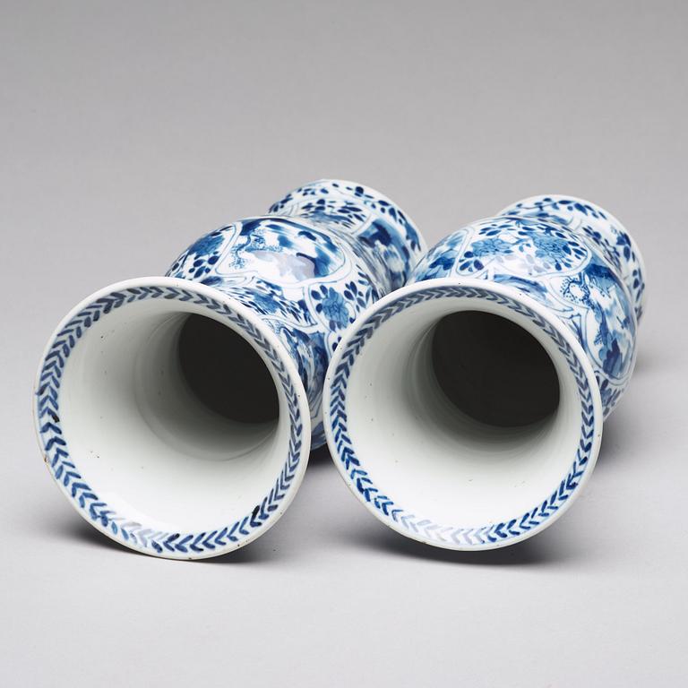 VASER, ett par, porslin. Qingdynastin, Kangxi (1662-1722).