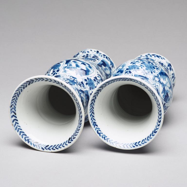 A pair of blue and white vases, Qing dynasty, Kangxi (1662-1722).