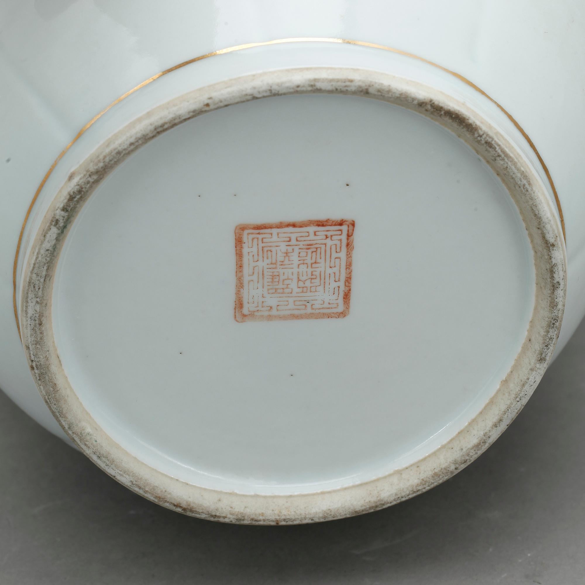 KÄRL MED LOCK, porslin, Kina, 1800/1900-tal.