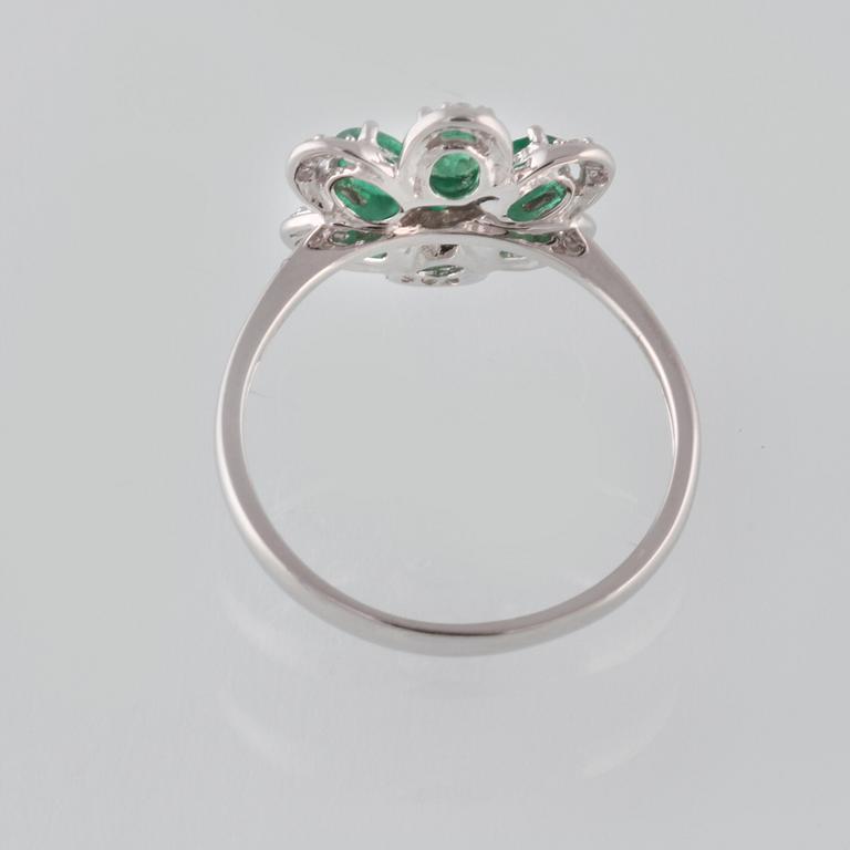 RING, 18K vitguld med briljantslipade diamanter ca 0.14 ct samt ovalslipade smaragder ca 1.03 ct. Vikt 3,1 gram.