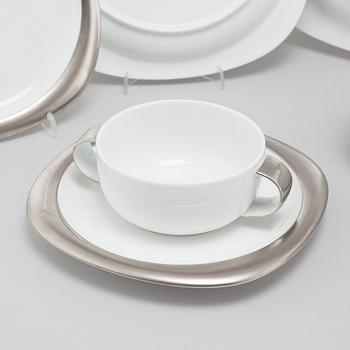 21 pieces of "Suomi" porcelain table ware, designed in 1976 by Timo Sarpaneva for Rosenthal.