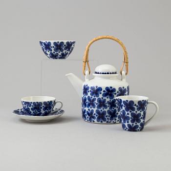 14 porcelain pieces of "Mon Amie", designed by Marianne Westman for Rörstrand.