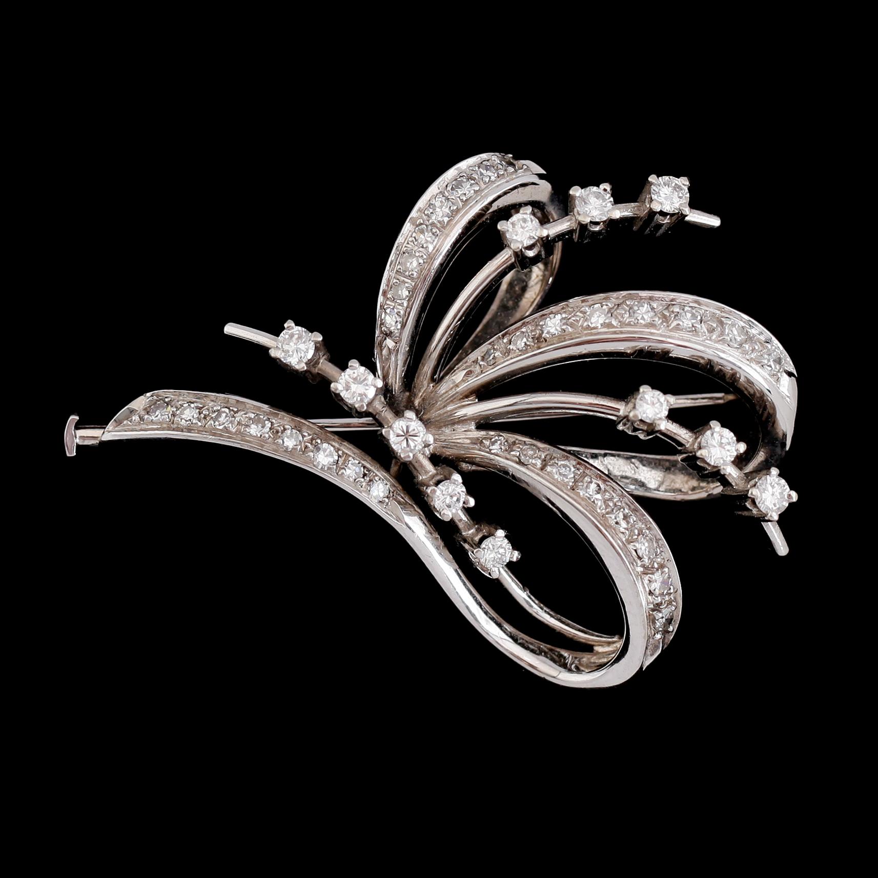 BROSCH, 18 k vitguld, briljantslipade diamanter tot 1.02 ct.