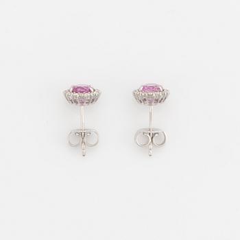 Örhängen med rosa safirer och briljantslipade diamanter.