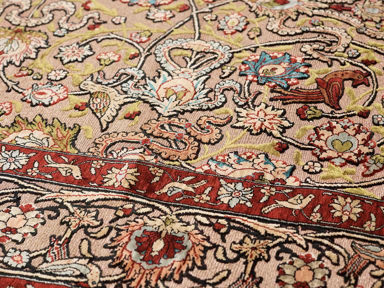 A RUG. An old silk Hereke Souf. 156,5 x 104 cm.